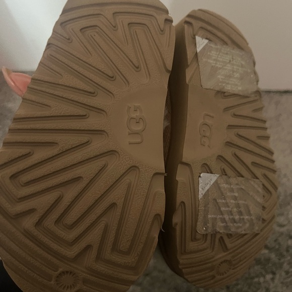 Ugg slipper toddler ivory with strap. Barely worn and comfy. - Picture 4 of 4